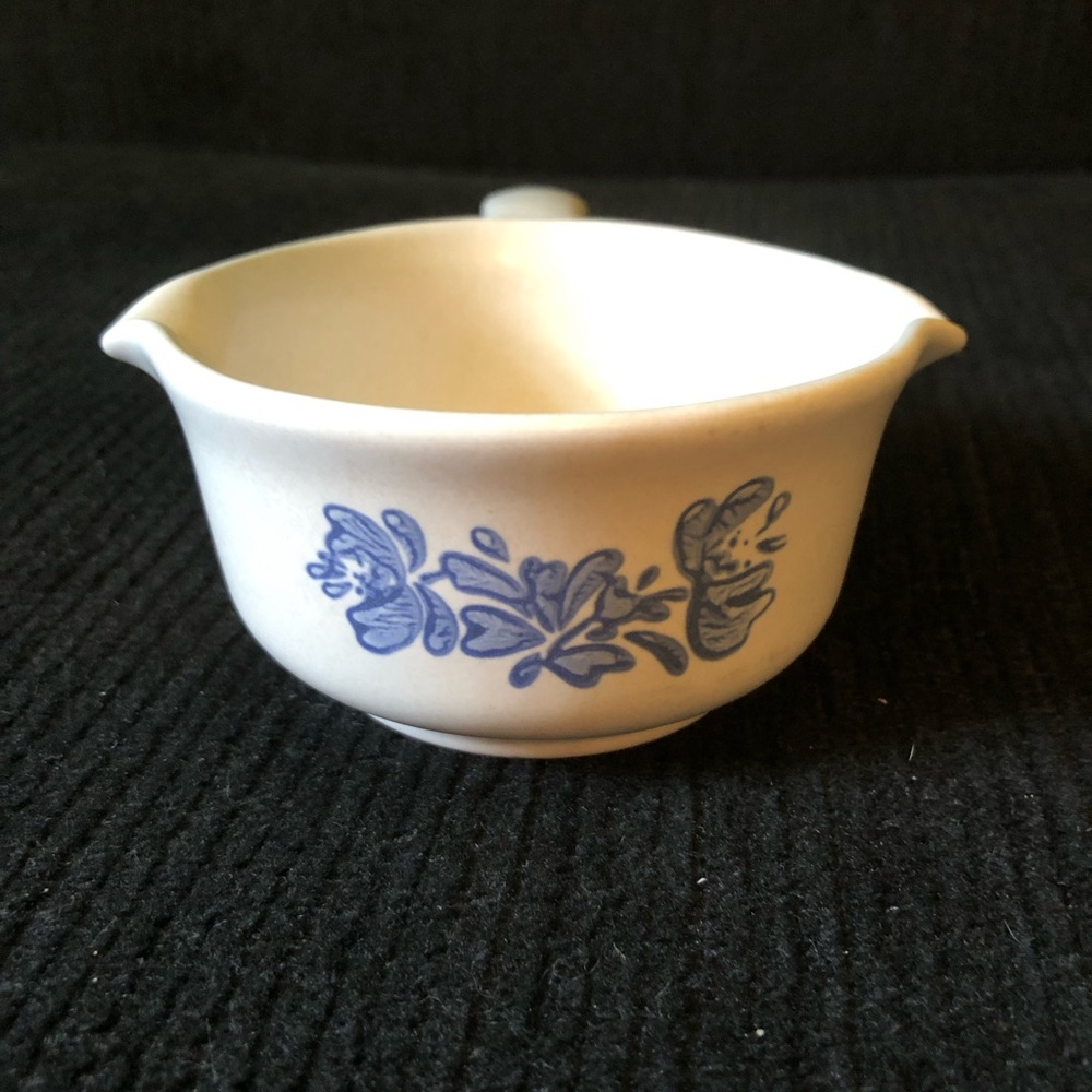 11026 Pfaltzgraff VINTAGE Stoneware Yorktowne Sauce Spout small bowl USA Blue